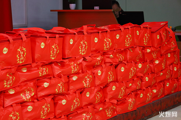 元宵佳節(jié)至,共慶團圓時! 火爆網為員工發(fā)放暖心元宵禮品!